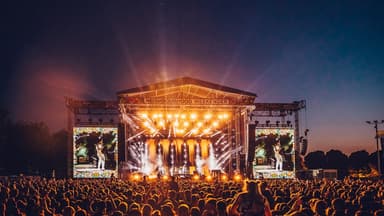 Neighbourhood Weekender Saturday Day Coach Bundle